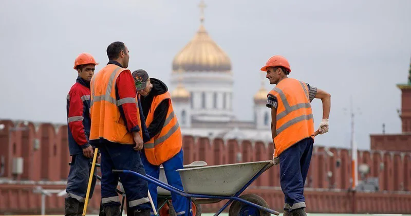 Почти 100 тысяч узбекистанцев уехали из России за 10 дней