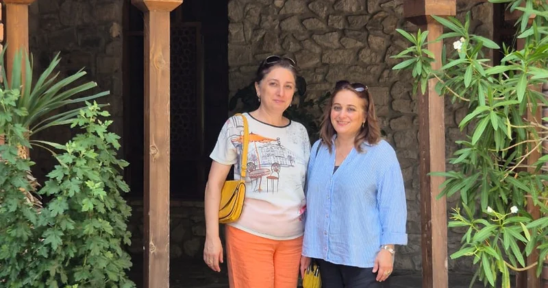 Süsən çiçəyi: Azərbaycan rəssamlarının saray memarlığında və poeziyada