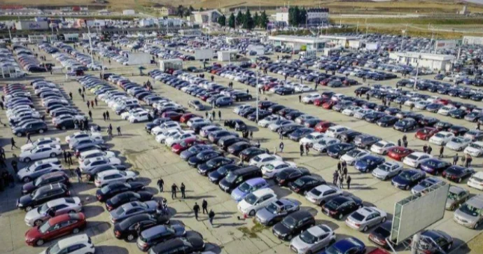 Maşın bazarında parklanma qalmaqalı: 50 qəpik əvəzinə 5 manat istədilər VİDEO