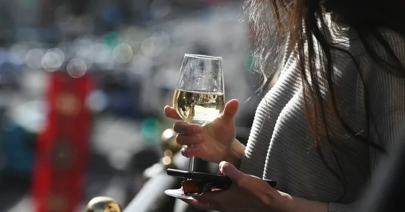 Narkoloq: İstənilən alkoqol artıq çəkiyə səbəb olur