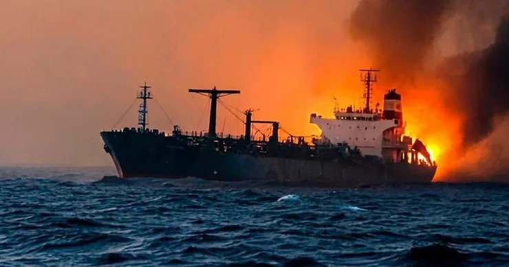 Hörmüz boğazında tanker mərmi ilə vurulub UKMTO