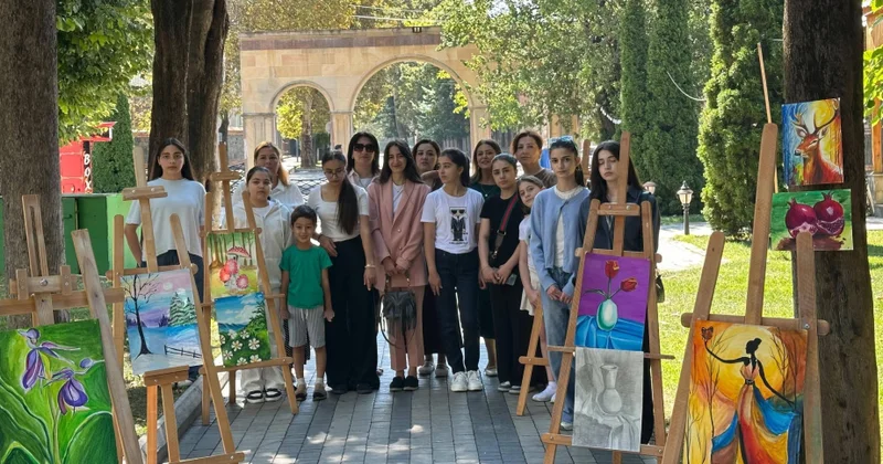 “Mənim rəngli dünyam”: Qaxdakı rəsm sərgisindən rəngli görüntülər