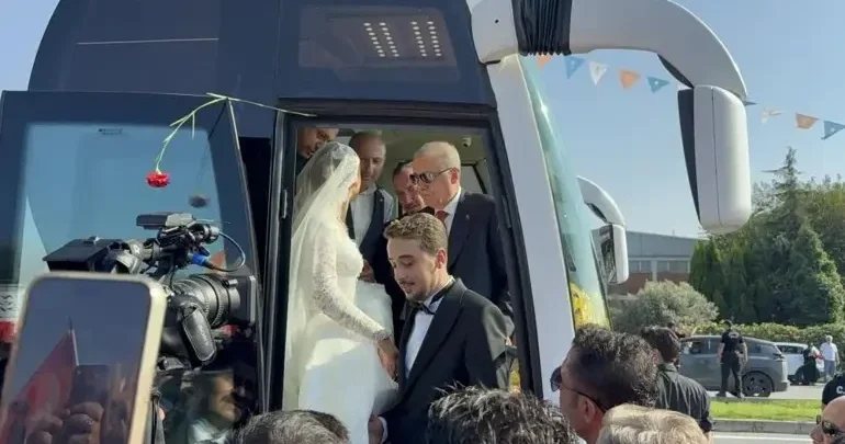 Prezident Ərdoğan toyu olan gəlin və bəyi avtobusuna dəvət etdi
