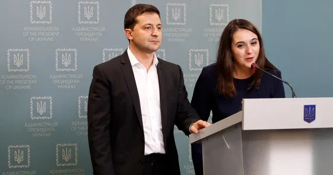 Зеленский ввел санкции против своего бывшего пресс секретаря