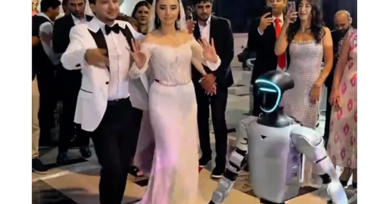 Toyda bu dəfə robot qol qaldırıb oynadı (Video)