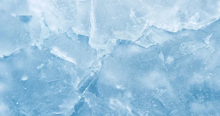 Физики впервые увидели, как вода превращается в стекло вместо льда