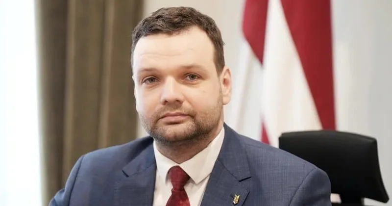 Sərxoş nazir vəzifəsindən kənarlaşdırıldı
