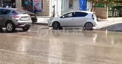 Bakıda kanalizasiya borusu partladı VİDEO