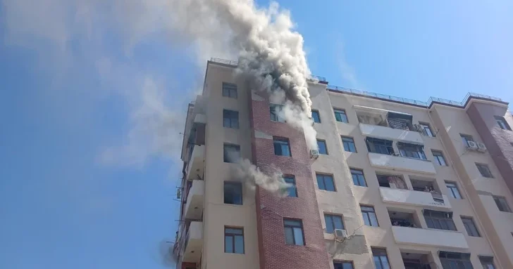 В Мингячевире произошёл пожар в здании, жильцы эвакуированы