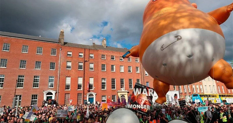 В Дублине протест против визита Трампа превратился в настоящее шоу ВИДЕО