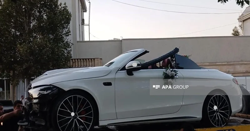 В Гяндже свадебный автомобиль врезался в столб ФОТО