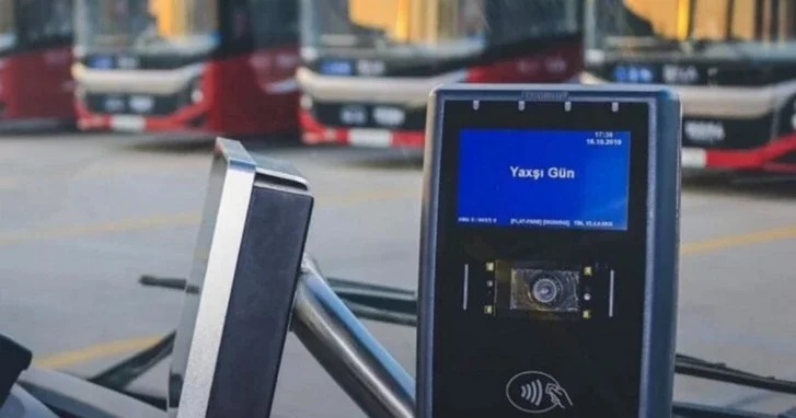 Путаница при оплате проезда в Баку: почему QR коды в автобусах вызывают недовольство пассажиров