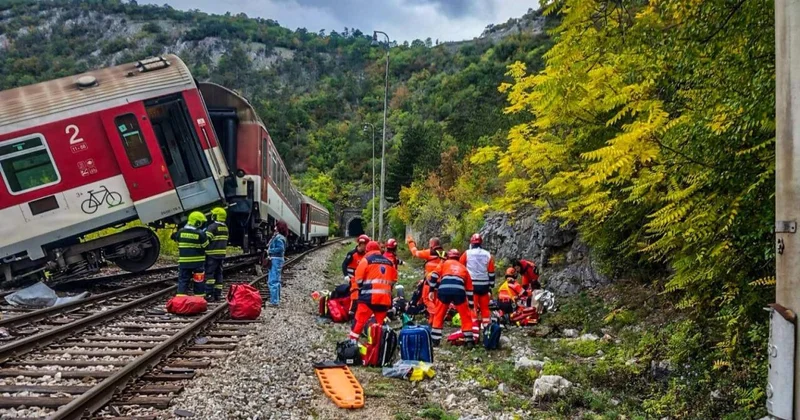 Slovakiyada iki qatarın toqquşması nəticəsində 100 nəfər xəsarət alıb FOTO