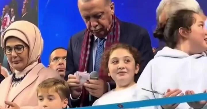 Ərdoğan tədbirdə uşaqlara pul payladı VİDEO