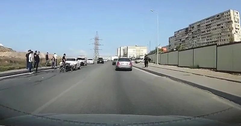 Bakıda Bentley markalı avtomobil qəza törədib
