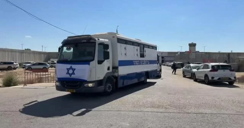 Fələstinli məhbusları daşıyan avtobuslar həbsxana ərazisindən çıxmağa başladı