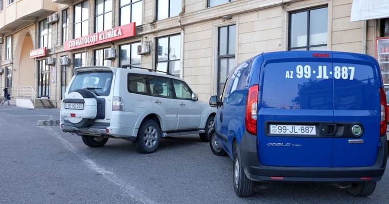 Polis nəqliyyat vasitələrini piyada səkilərində saxlayan sürücülərə bir daha çağırış edib