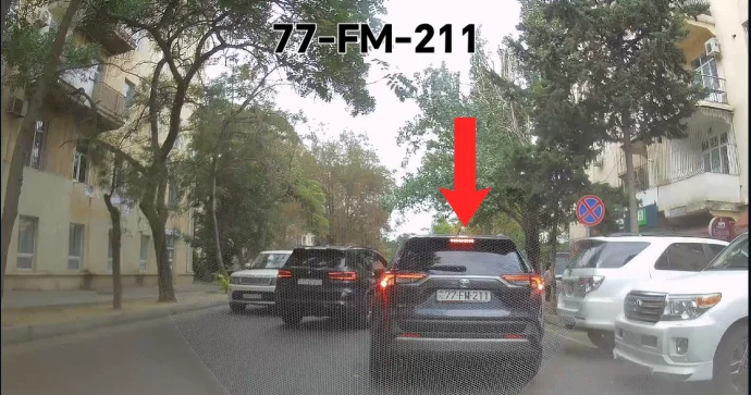 Sağ zolaqda boş yer ola ola ikinci cərgədə dayanıb yolu kəsdi VİDEO