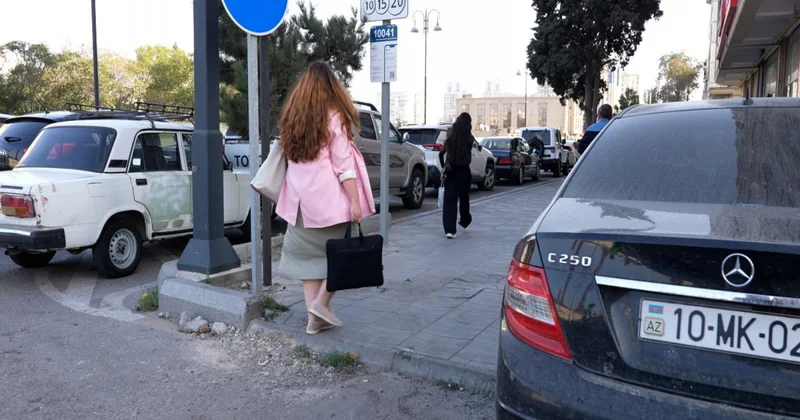 В Баку продолжается война за тротуары ФОТО