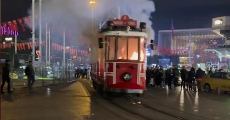 İstanbulun məşhur tramvayı yandı
