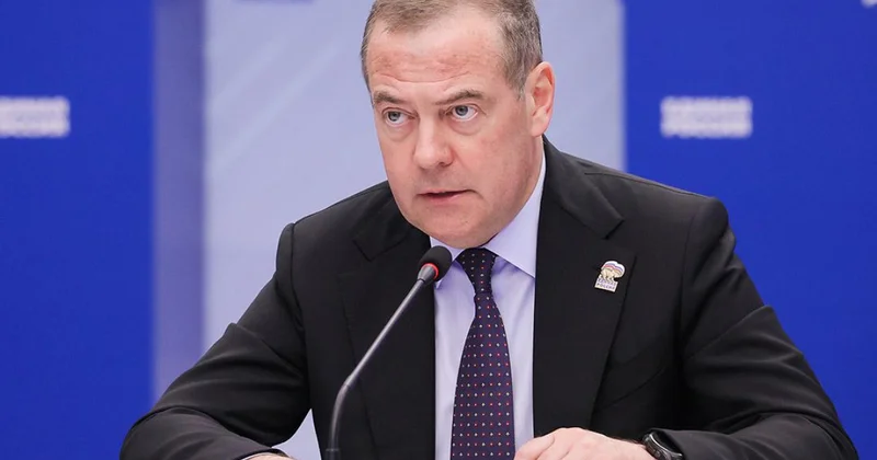 Появился Медведев и стал угрожать Трампу