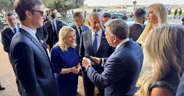 Netanyahu xanımı ilə hava limanında Trampı gözləyir FOTO
