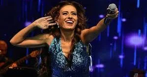 Səhnədə divanda uzanıb konsert verdi, rəqs etdi VİDEO