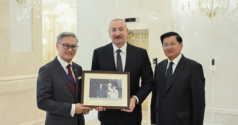 İlham Əliyev Laos Prezidentinə 40 il əvvələ aid tarixi fotonu göstərdi FOTO