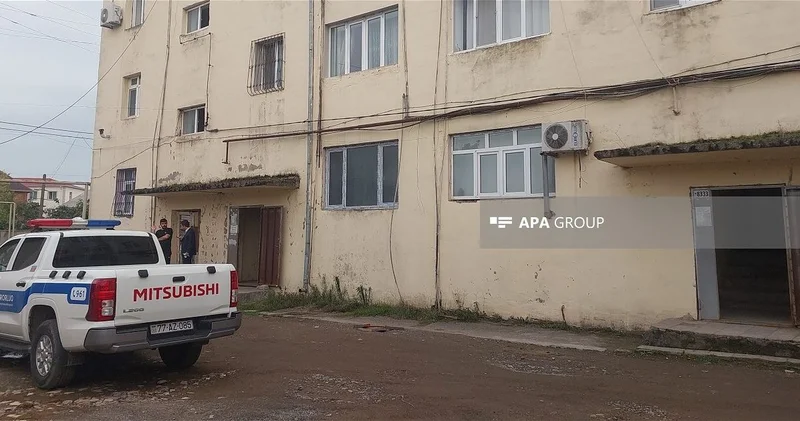 В Лянкяране мужчина ранил ножом жену и малолетнего ребёнка