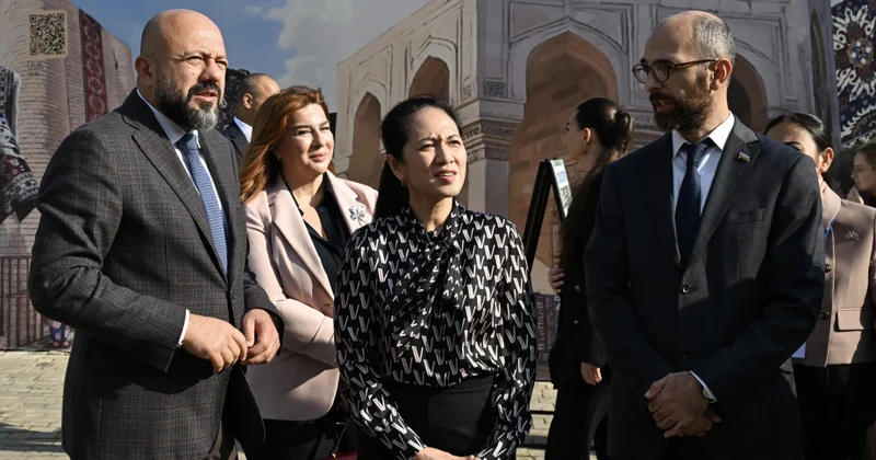 Kamboca Krallığının birinci xanımı Piç Çanmoni İçərişəhərlə tanış olub