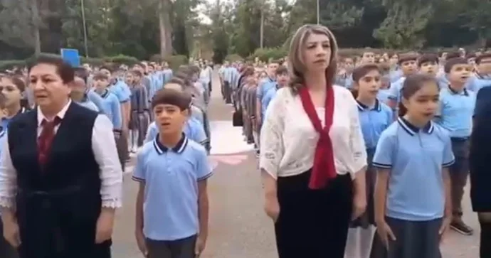 Müəllim və şagirdlər Dövlət Himnini birlikdə səsləndirdilər VİDEO