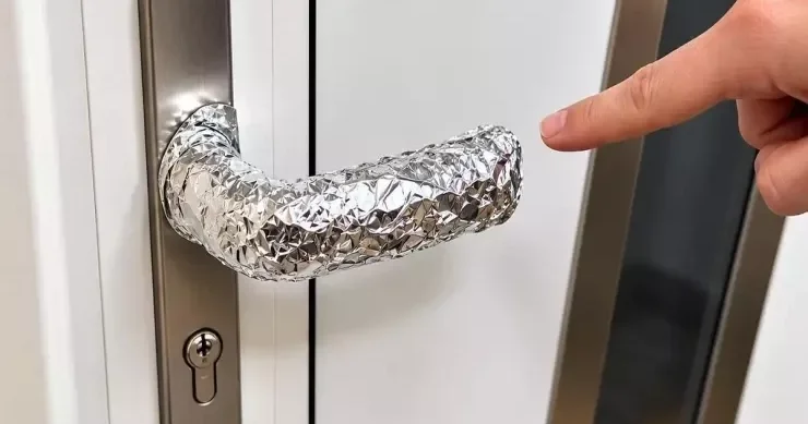 Oğrular bunu gözləmirlər: Niyə insanlar qapı tutacaqlarına folqa yapışdırırlar
