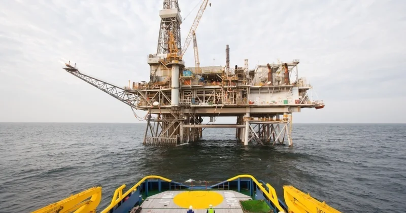 Сколько нефти добывают в Азербайджане в сутки?