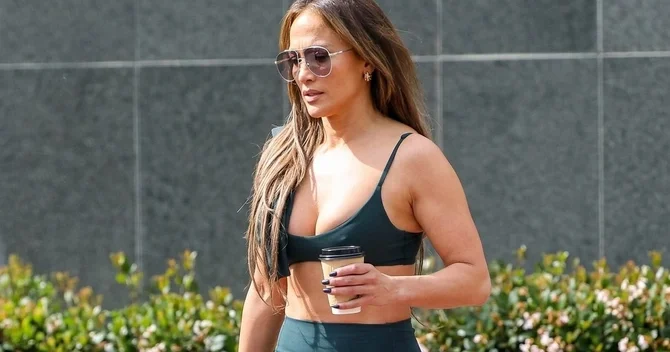 İdman zalından çıxan Cennifer Lopez paparazzilərin obyektivində...