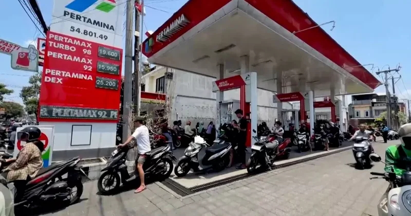 Жителей Бали призвали пересесть на общественный транспорт