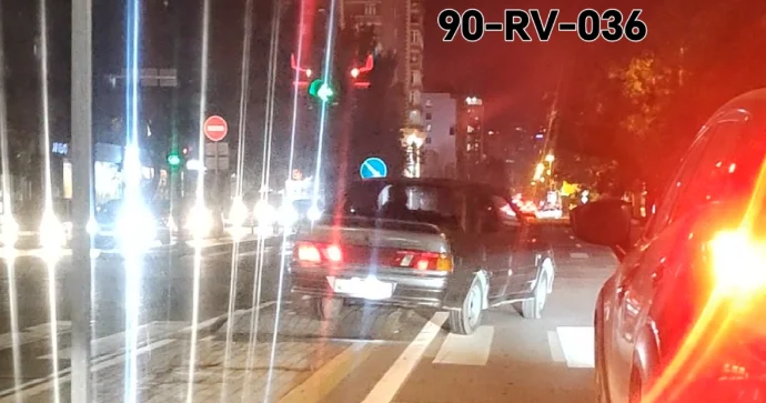 Yolu səhv salan sürücü səkiyə çıxıb qırmızı işıqda keçdi VİDEO