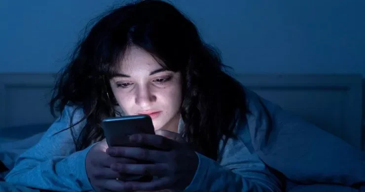 Telefon ekranını dayanmadan sürüşdürmək yaddaşa və diqqətə təsir edir