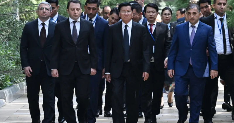 Laos Prezidenti Zəfər parkı və Fəxri xiyabanda Fotolar Yenilənib