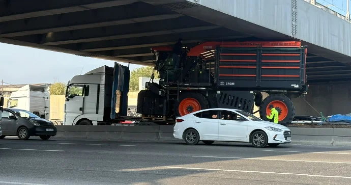 Bakı Sumqayıt yolunda yük maşını körpüyə ilişib qaldı VİDEO