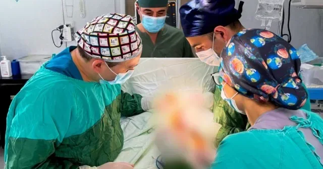 Yeni doğulmuş körpədə çətin əməliyyat aparıldı 300 mində bir rast gəlinir
