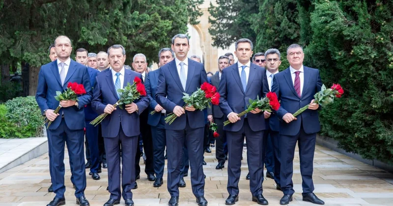 ADY kollektivi Fəxri xiyabanı ziyarət edib