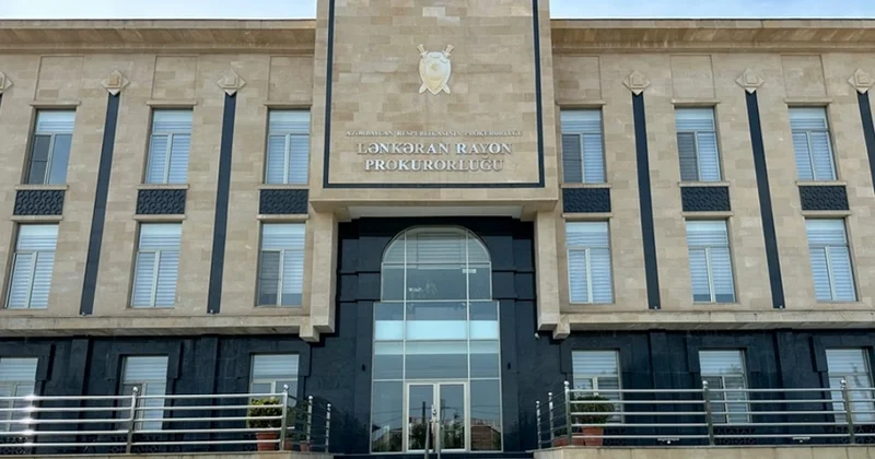 2 yaşlı körpə anası ilə birlikdə bıçaqlandı