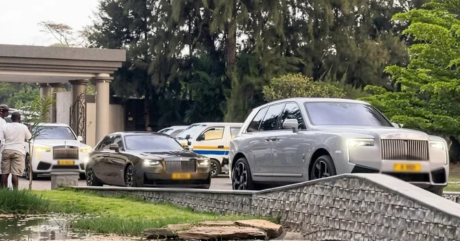 Dəbdəbəli yas mərasimindəki Rolls Royce korteji diqqət çəkdi
