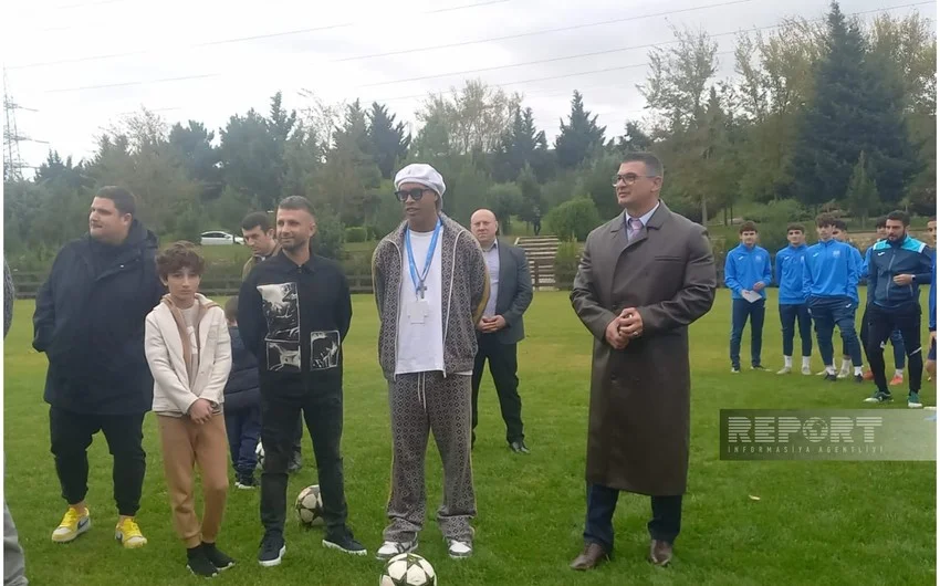 Ronaldinyo Bakıda yeniyetmə futbolçularla görüşdü FOTO