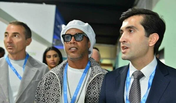 Ronaldinyo Dəniz Mallda xüsusi qayğıya ehtiyacı olan uşaqlarla görüşdü FOTOLAR