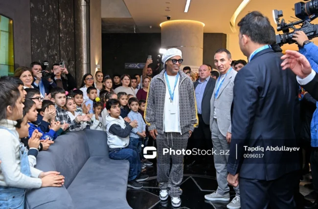 Ronaldinyo Dəniz Mallda xüsusi qayğıya ehtiyacı olan uşaqlarla görüşdü