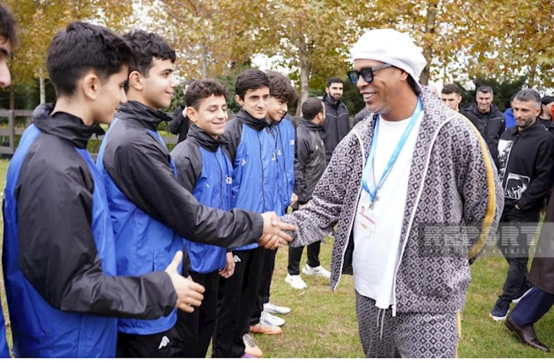 Ronaldinyo azərbaycanlı yeniyetmə futbolçularla görüşdü VİDEO