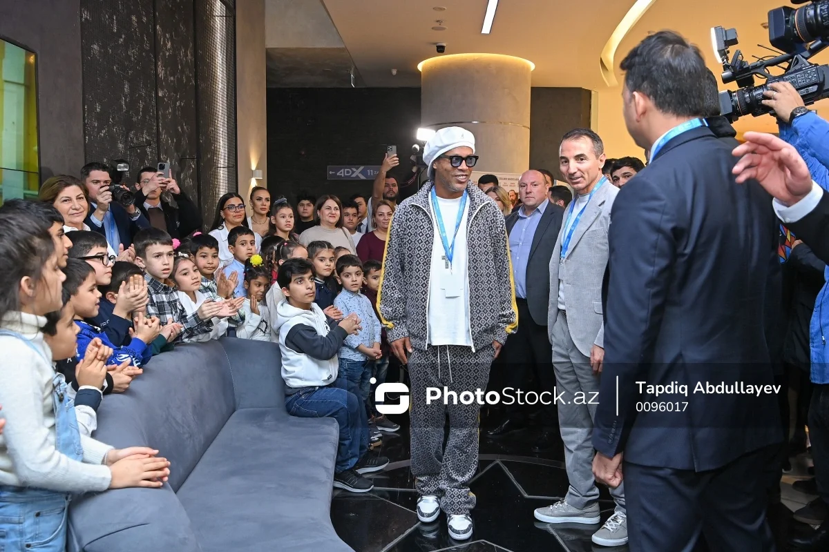 Ronaldinyo “Dəniz Mall”da xüsusi qayğıya ehtiyacı olan uşaqlarla görüşdü Fotolar Yeni Sabah