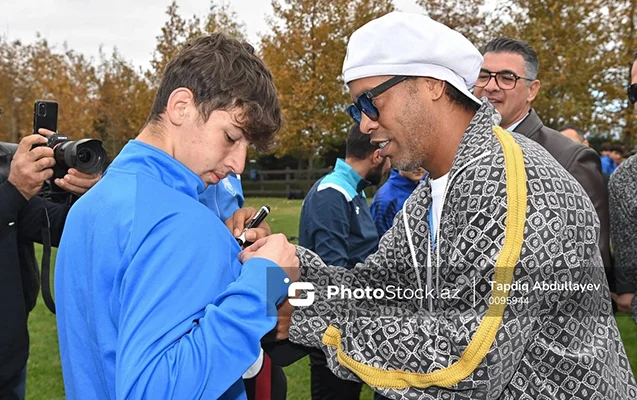 Ronaldinyo Bakıda yeniyetmə futbolçularla görüşdü Video