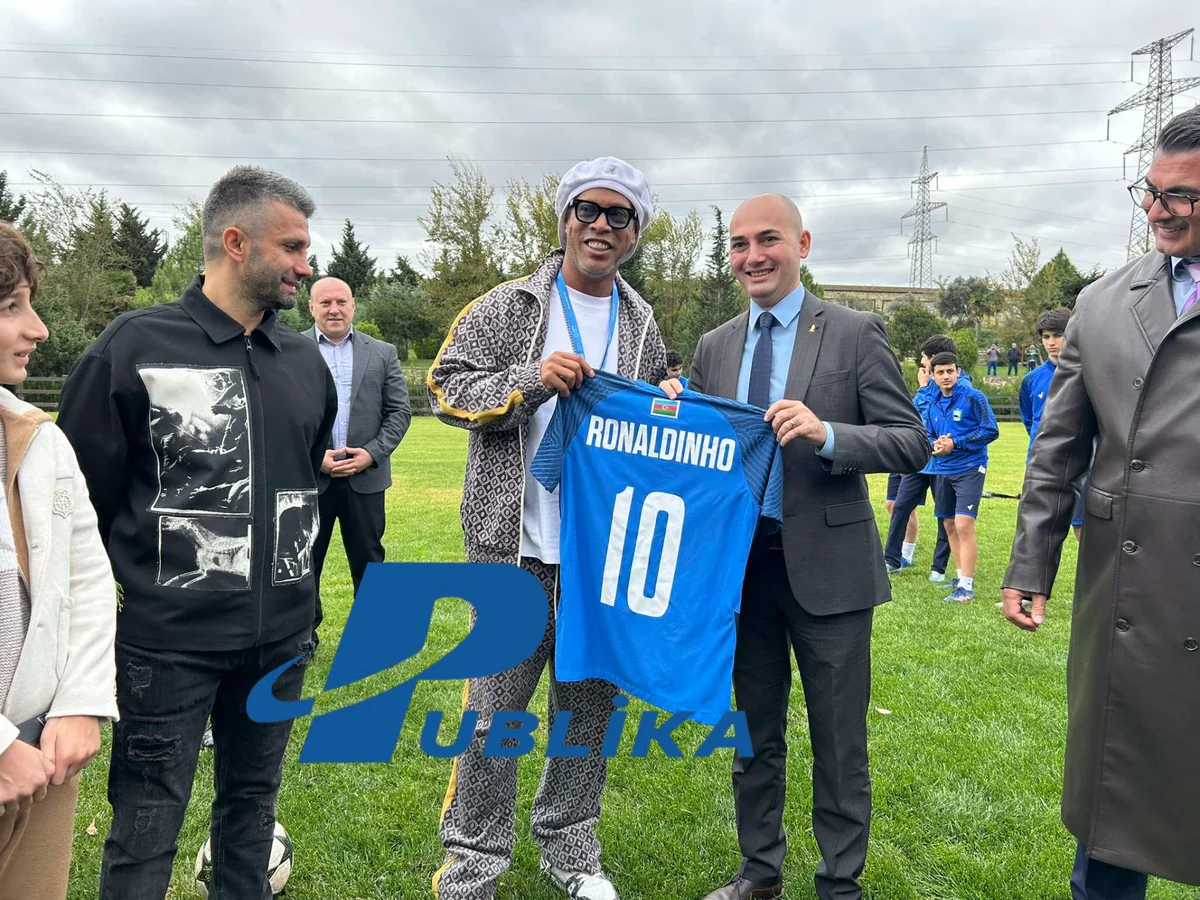 Ronaldinyo Azərbaycan klublarının gənc futbolçuları ilə görüşdü